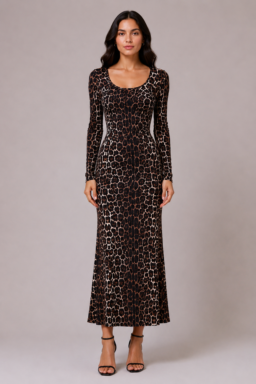 Long leopard-print dress with a round neck.