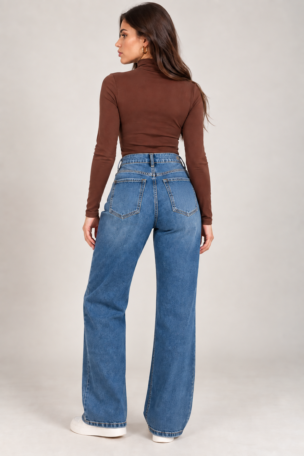 Straight cut jeans with two diagonal buttons
