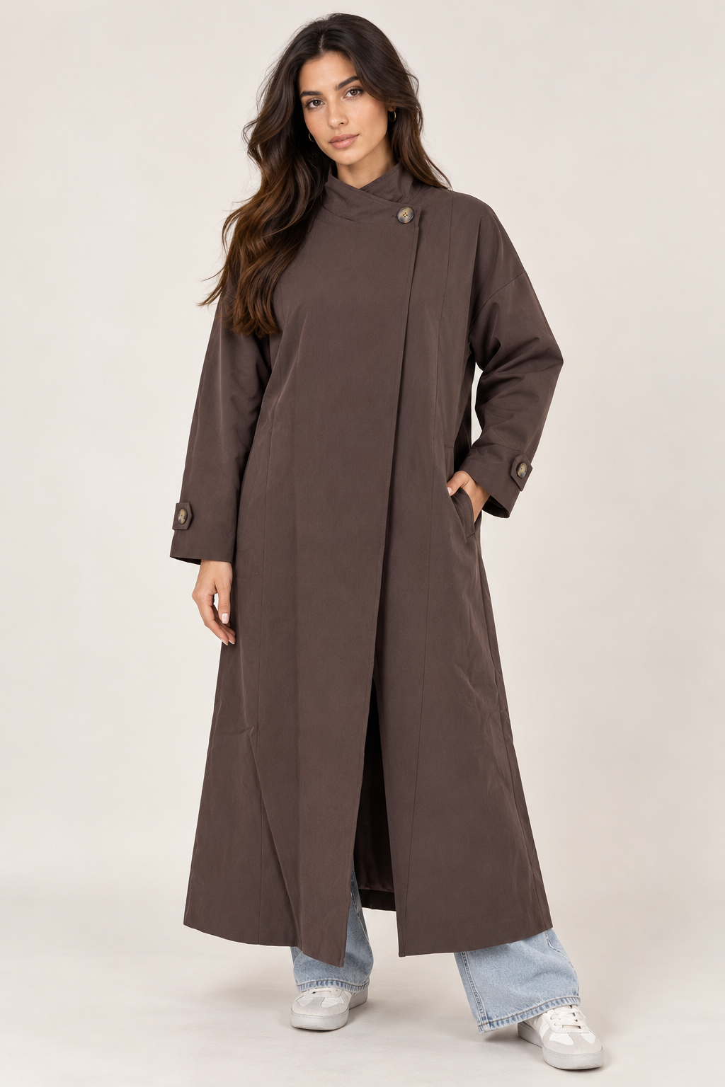 Long open coat with a button at the collar