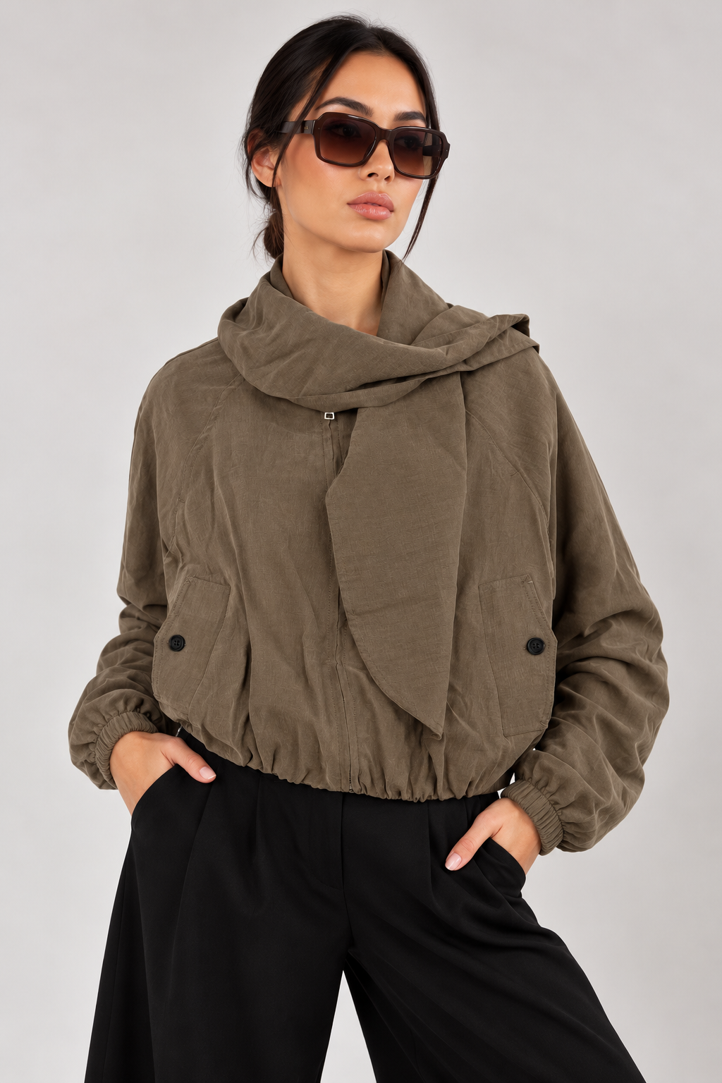 Jacket with a collar chest tie zipper and gathered waist.
