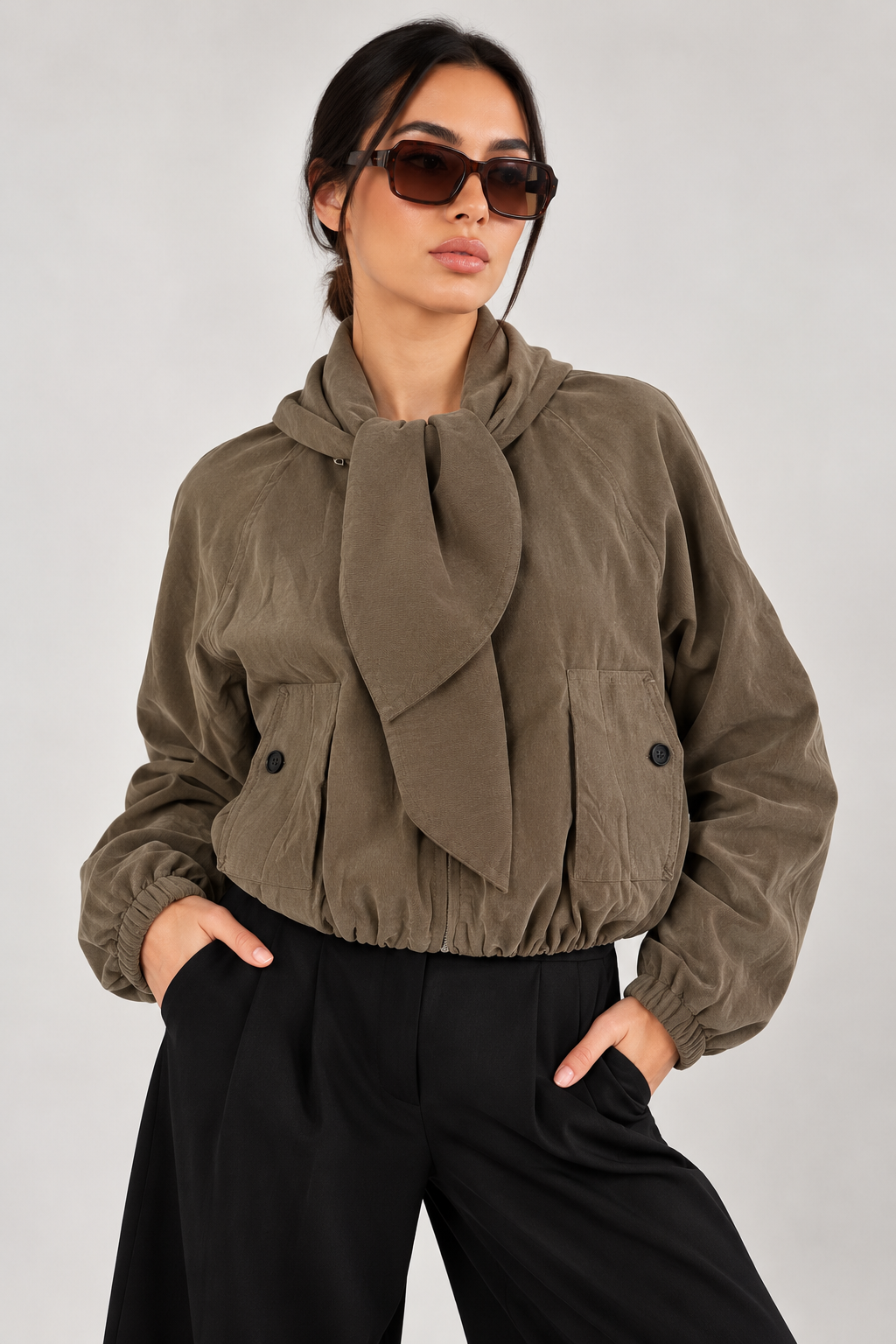Jacket with a collar chest tie zipper and gathered waist.