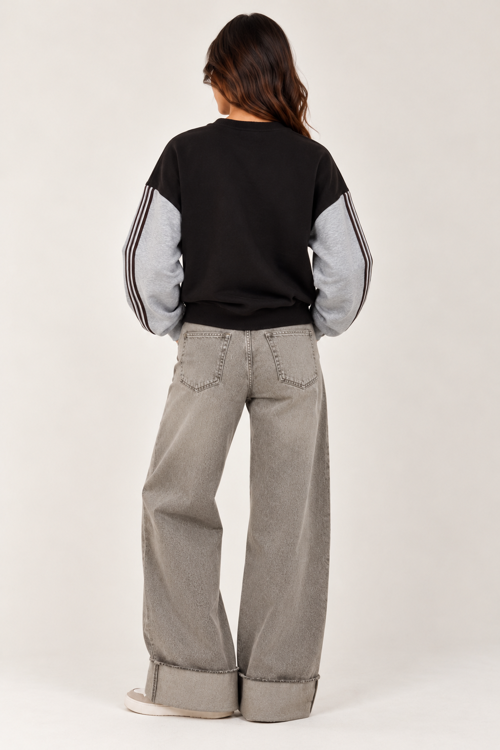 Brown sweatshirt with gray striped sleeves "96"
