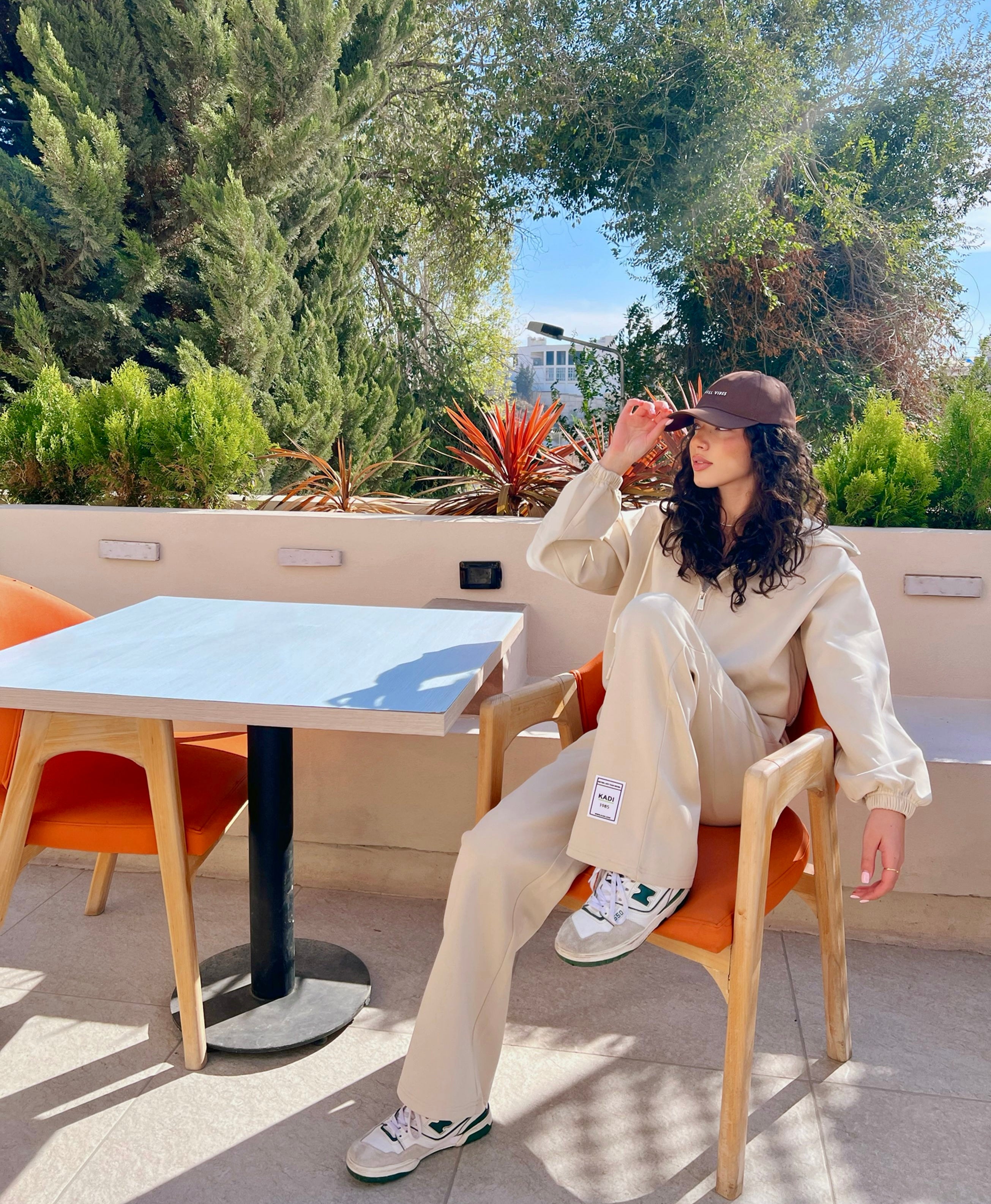 بدلة رياضية بغطاء رأس وسحاب مع بنطال واسع الساق