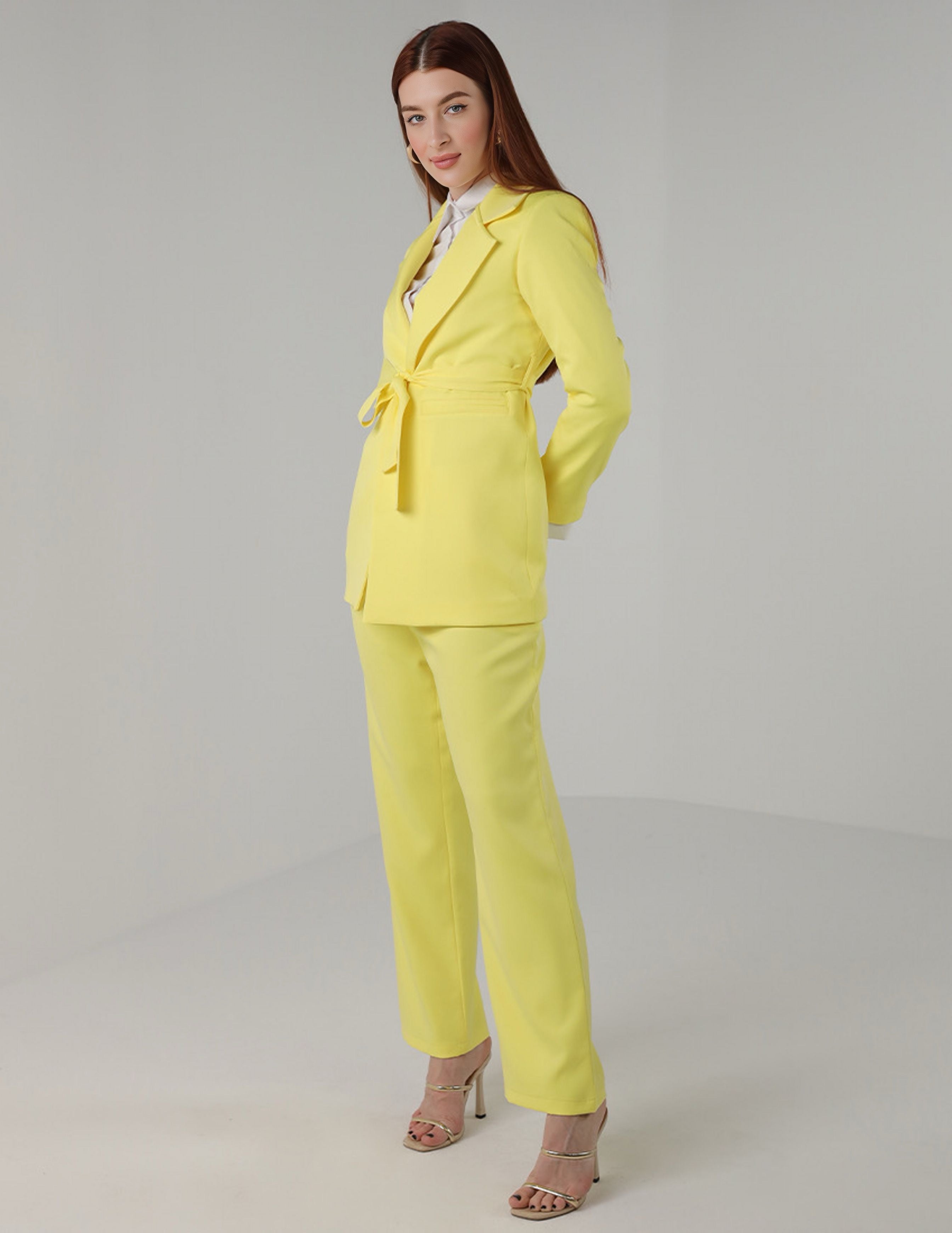 طقم بليزر بقصّة Slim-Fit من قطعتين مع حزام